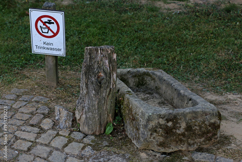 Schild kein Trinkwasser neben Brunnentrog