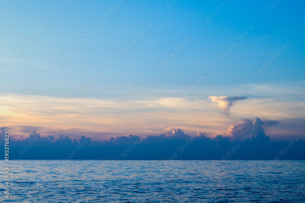 Obraz premium Minimalist seascape of the Pacific Ocean off Lanyu, Taiwan - Beautiful gradient sky and clouds over the horizon.