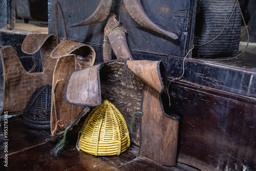 Schilderij op canvas Lanyu, Taiwan - March 2026: A Tao guide introducing traditional woven baskets and artifacts inside an underground house