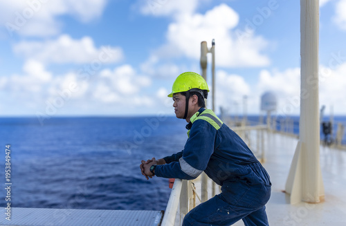 Fotografía Seafarer in protective gear climbing vertical ladder on ship’s navigation mast during routine maintenance