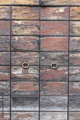 Obraz na płótnie Wooden door with a pair of round metal door knockers