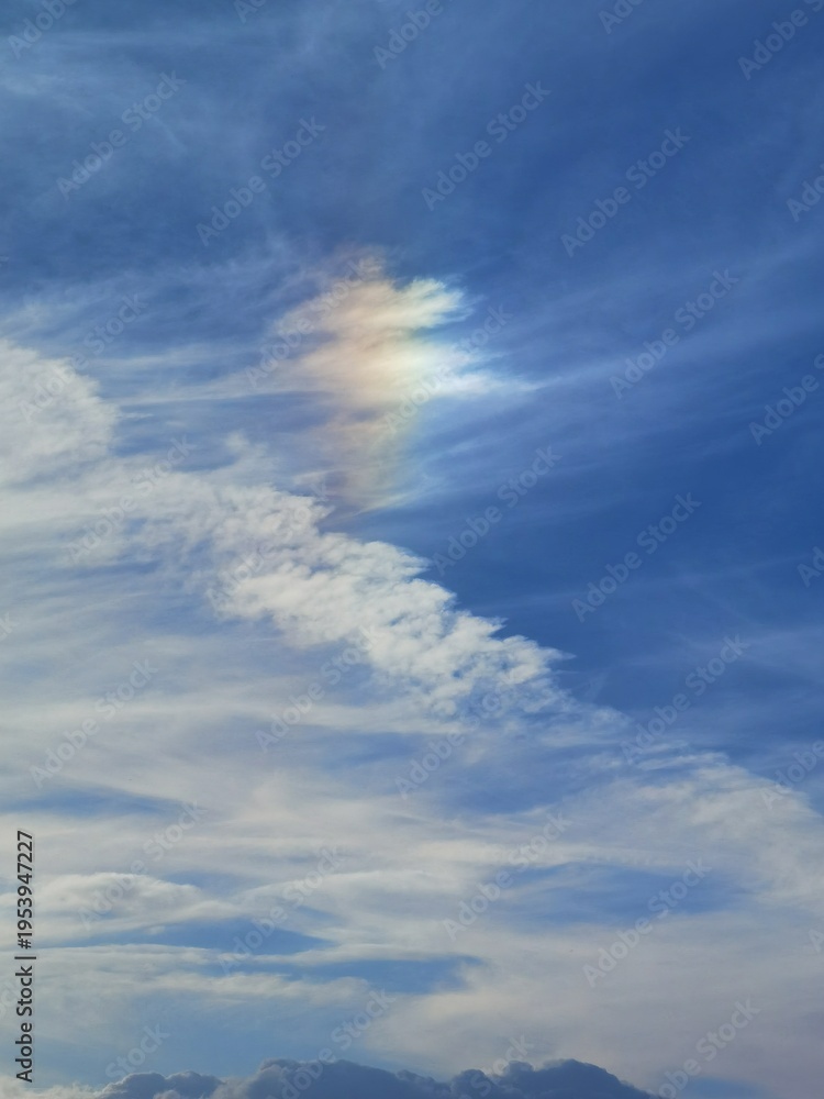 Obraz premium Phénomène de nuage irisé dans un ciel bleu aux nuages délicats