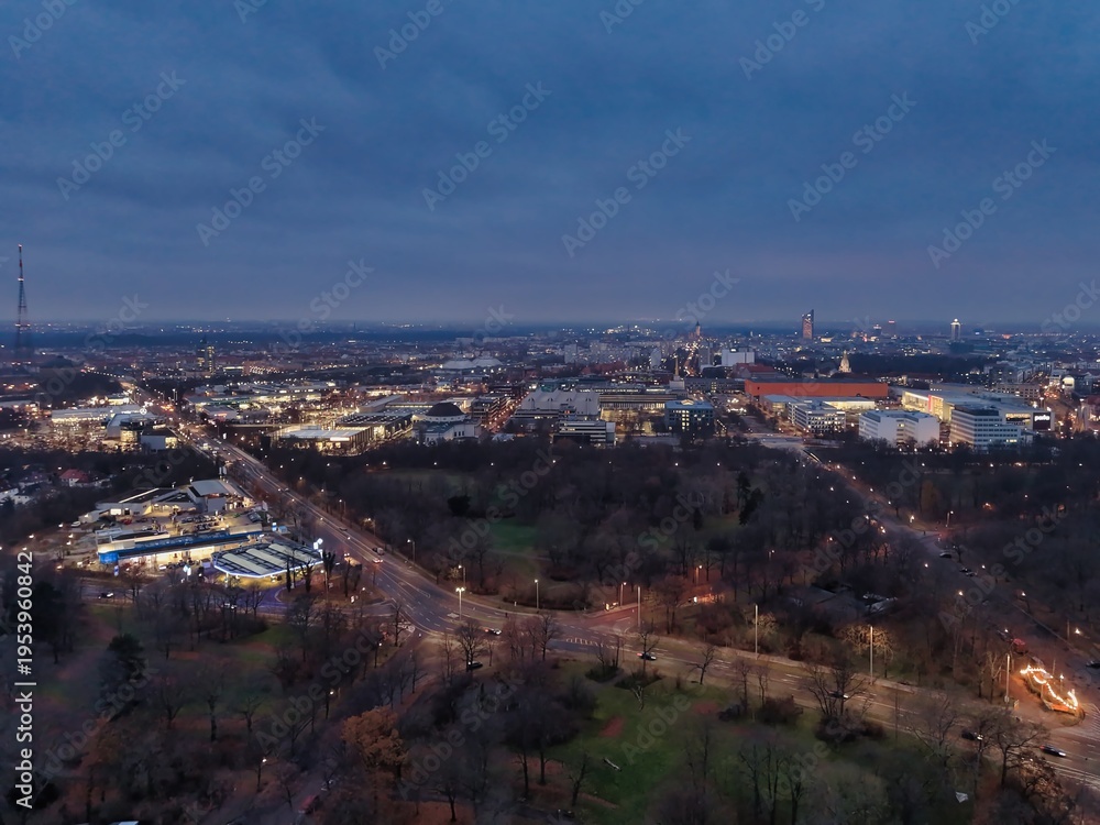 Obraz premium Leipzig, Blick auf die Stadt in der abendlichen Dämmerung