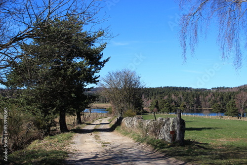 champs,chemin et lac du Moulinet en Lozère (A75 sortie 37 le Buisson Lozère France) 