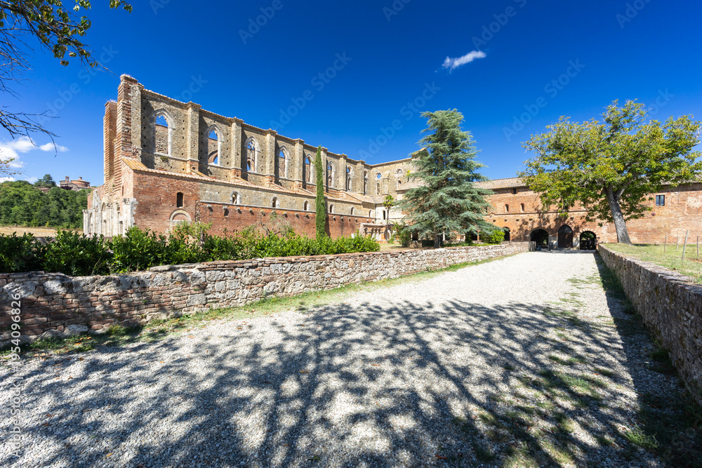 Obraz premium San Galgano Abbey ruins under blue sky in Tuscany