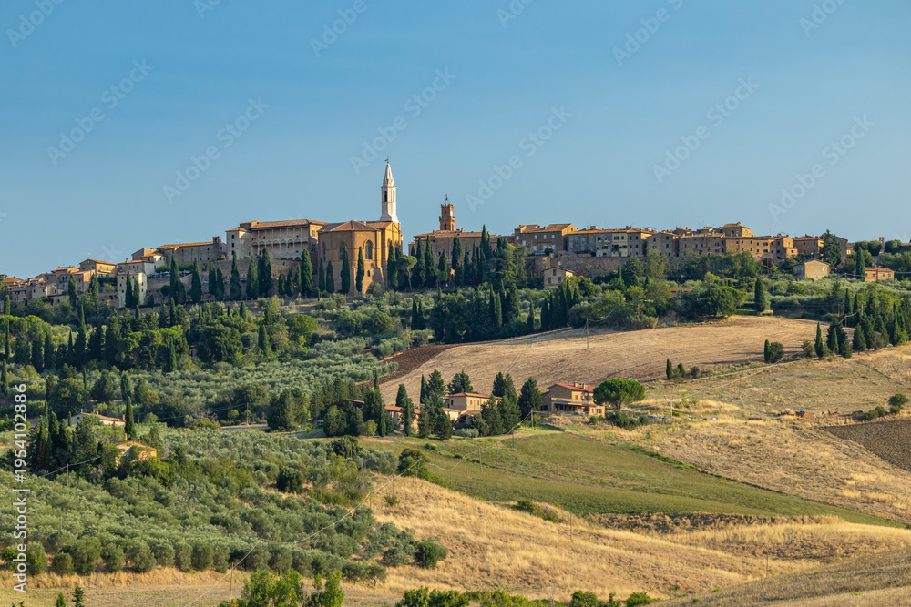 Naklejka premium Pienza town overlooking rolling hills and Tuscan landscape