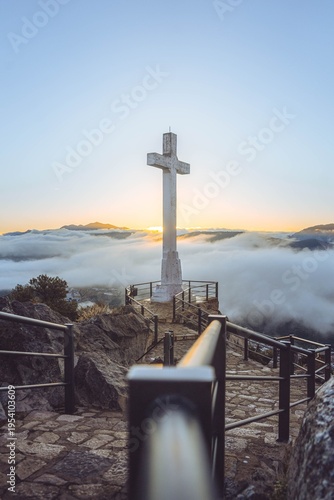 Fotografía Early morning mist surrounding Cruz de Jaen Spain