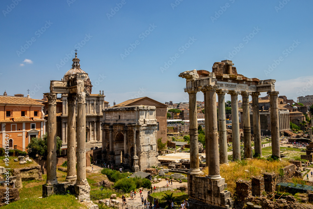 Obraz premium Ancient ruins of the Roman Forum with stone columns and historic temples in Rome Italy