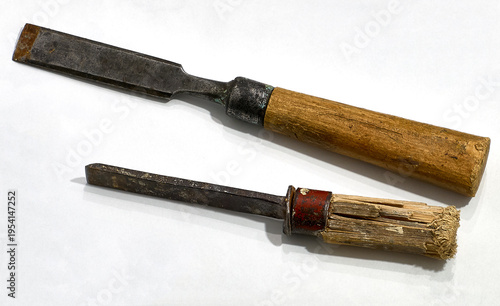 Foto Two old chisels on a white background. Woodworking tool.