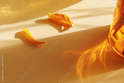 Foto Abstract shadow and golden light refraction from amber glass casting warm sunlig