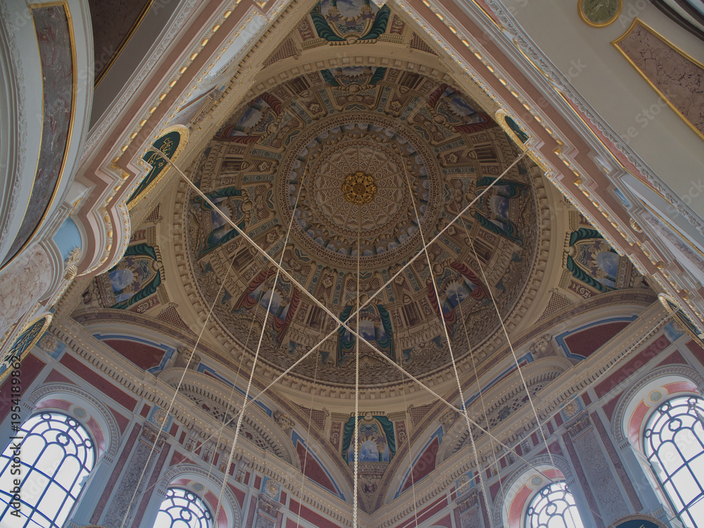 Obraz premium Ornate Baroque Interior Mosque Dome - Intricate Baroque-style painted dome and ornate ceiling art inside a majestic Ottoman Imperial mosque, showcasing beautiful Islamic architecture in Istanbul.