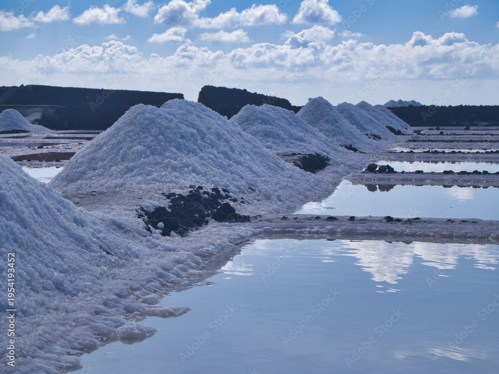 Ταπετσαρία Salt mounds and pink evaporation ponds by the sea - Piles of white sea salt and pink-hued evaporation ponds (salinas) stretching out to the Atlantic Ocean under a cloudy blue sky in La Palma