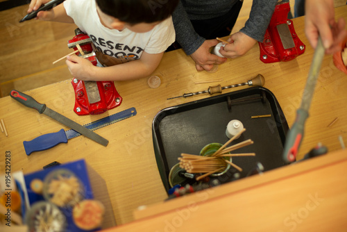 Fotografi Kindergarten tabletop workshop children using vises for craft play, assorted mat