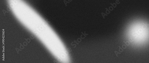 Foto Grainy astronomical image showing a bright elongated light streak and a circular