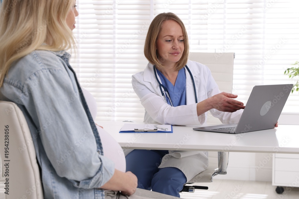 Obraz premium Pregnant woman having appointment with doctor in clinic, closeup
