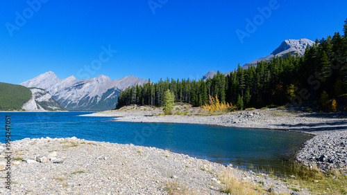 Foto Gravel spit extends into turquoise waters of Spray Lakes, with imposing granite