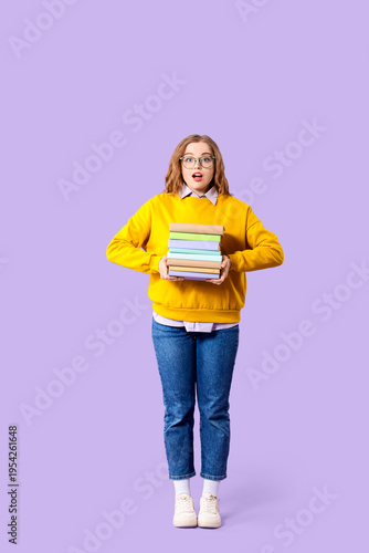 Shocked young woman in eyeg...