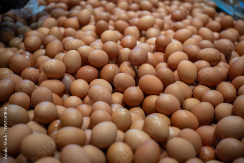 Foto Large pile of brown chicken eggs filling the frame