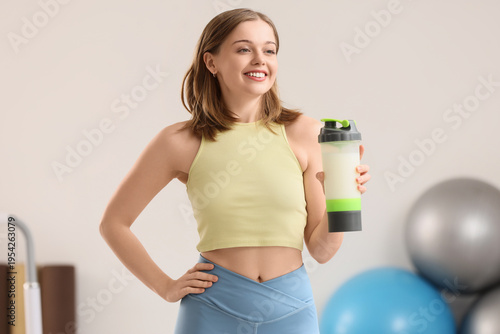 Sporty young woman with bot...