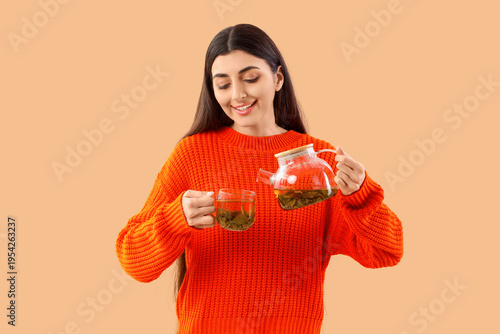 Young woman pouring green t...