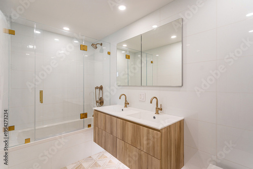 Canvastavla Modern white bathroom interior with double vanity, glass shower and brass fixtur