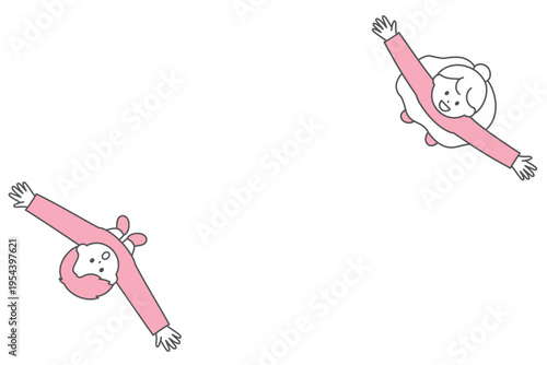 両手を横に広げて上を見上げる男女のフレーム｜上からの視点