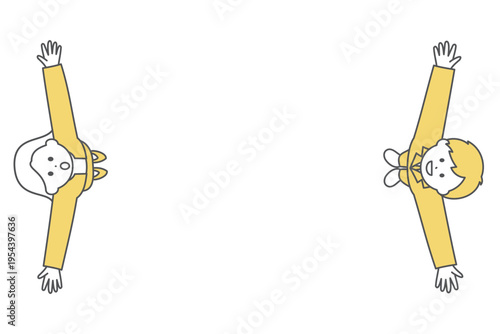 両手を広げて上を見上げるるスーツ姿の男女のフレーム｜上からの視点