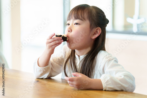 Wallpaper Mural おにぎりを食べる女の子 Torontodigital.ca