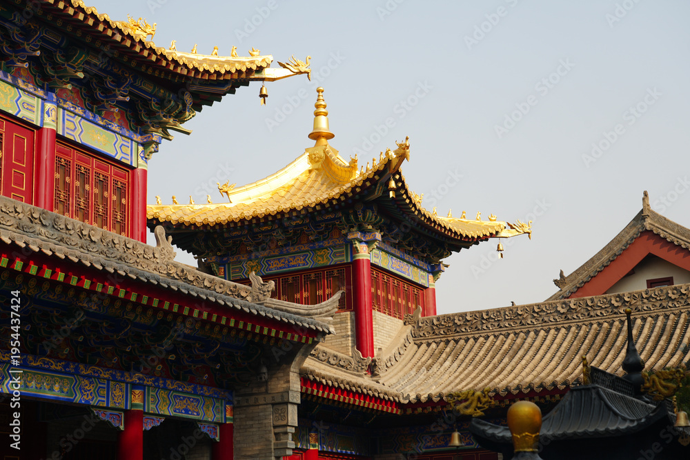 Obraz premium Guangren Temple - Traditional Chinese Architecture with Golden Roofs