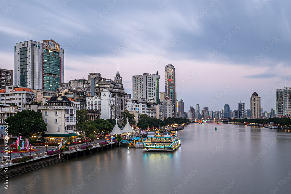 Obraz premium Guangzhou Riverside Night Skyline with Illuminated Boats