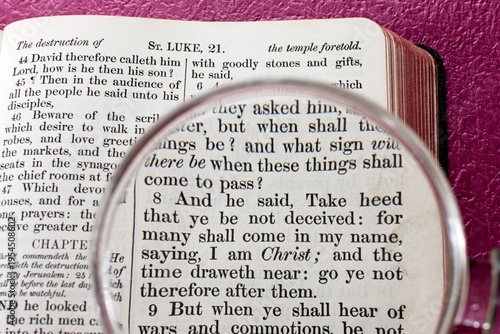 Fotografi Words from the pages of the holy Christian bible verse Luke 21:8