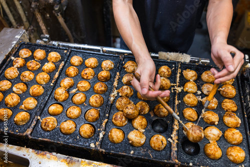 Quadro em tela Making takoyaki at traditional Osaka food stall