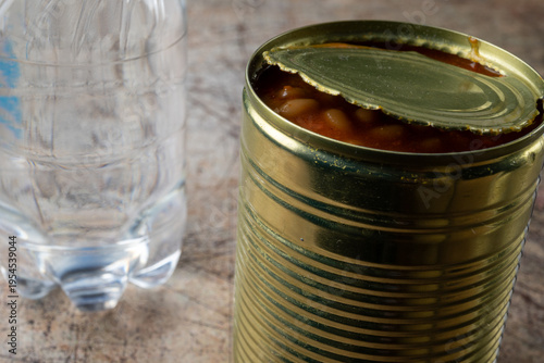 Cuadro en lienzo Open canned beans with water