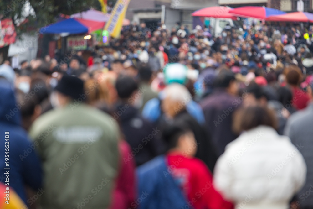 Obraz premium Blurry people walking on busy city street