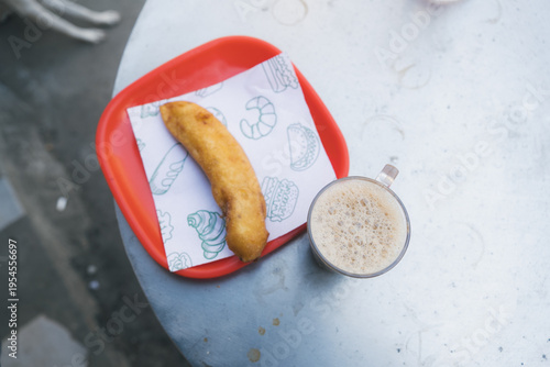 インドで食べたバナナの揚げ物とチャイ