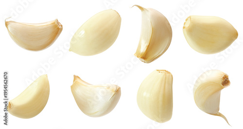 Peeled and unpeeled garlic cloves