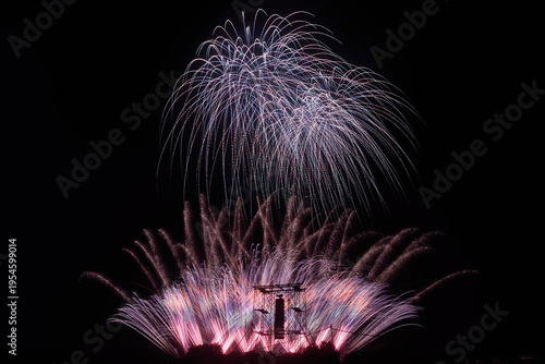 Wallpaper Mural 常総きぬ川花火大会「花火の巨匠・スーパースターマインの競演」 Torontodigital.ca