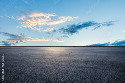 Fotografía Empty asphalt parking lot or race track ground under a clear blue twilight sky