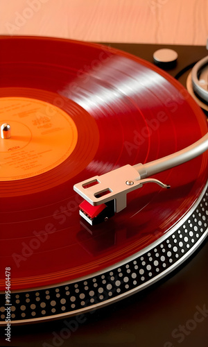 Tocadiscos moderno con disco de vinilo rojo girando, primer plano de la aguja y brazo fonocaptor en ambiente cálido