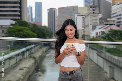 Canvas Print Thai Woman Texting with Mobile Phone at Kuala Lumpur River of Life