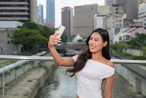 Canvas Print Thai Woman Taking Selfie at Kuala Lumpur River of Life
