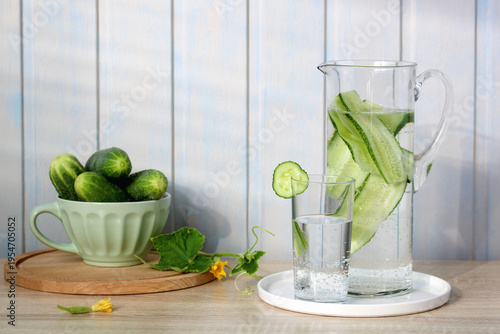 Foto Refreshing cucumber detox water with sliced cucumbers in a glass pitcher and an