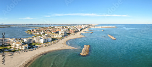 Panorama aérien de palavas-les-flots (34250) dans le département de l'hérault en région occitanie.
