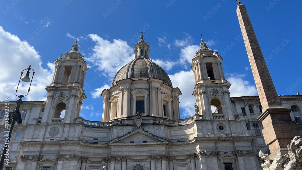 Obraz premium Ancient Architecture under the Blue Sky: An imposing building's facade, a testament to ancient architecture under a bright blue sky.
