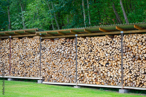 Cuadro en lienzo New wood storage shelters in forest filled neatly with split logs