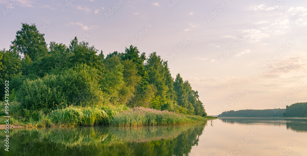 Obraz premium Calm lake with a forest in the background