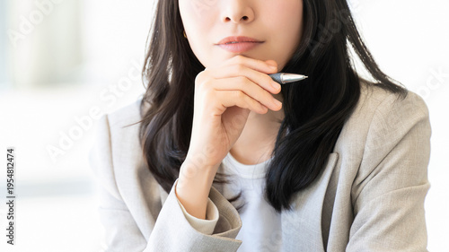 Cuadro en lienzo 話を真剣に聞きながら前向きに考えるビジネスウーマン 傾聴と検討のイメージ, Businesswoman Listening Attentively and Th