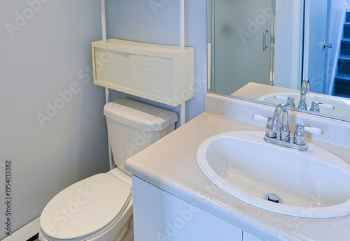 Bild auf Leinwand Intérieur d'une salle de bain dans une maison avec une toilette.