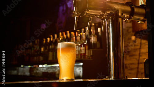Fotografía Fresh draft beer glass on bar counter with soft foam in cozy pub interior