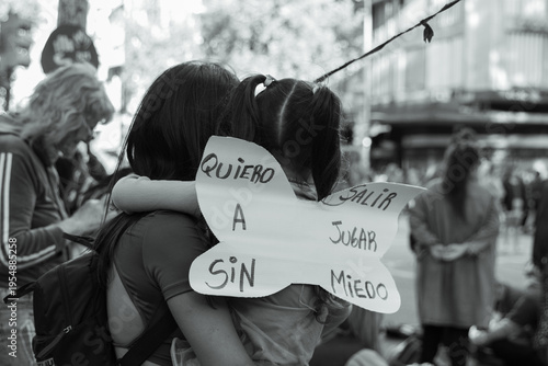 Tableau sur toile Madre e hija abrazadas en la marcha de los derechos por las mujeres con un cartel en protesta